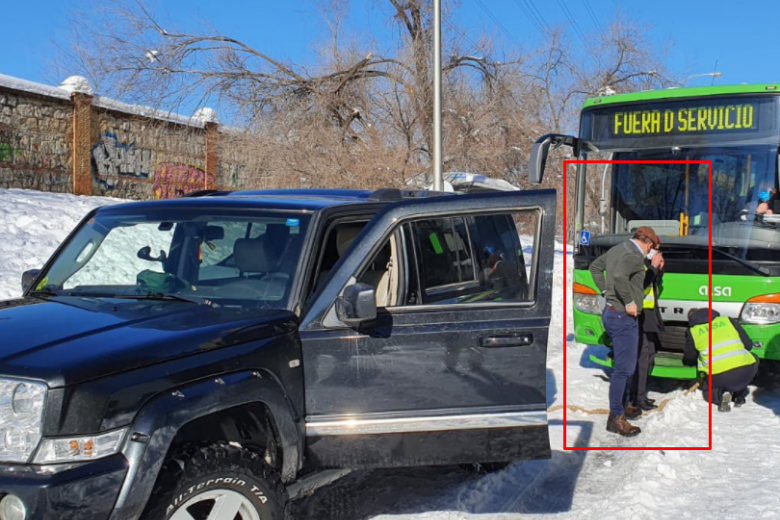 Con motivo de Filomena, Abascal se dejó ver en Madrid ayudando a conductores a bordo de su inmenso todoterreno, un Jeep Comander diésel de 2010 con tracción integral y valorado en unos 40.000 euros nuevo