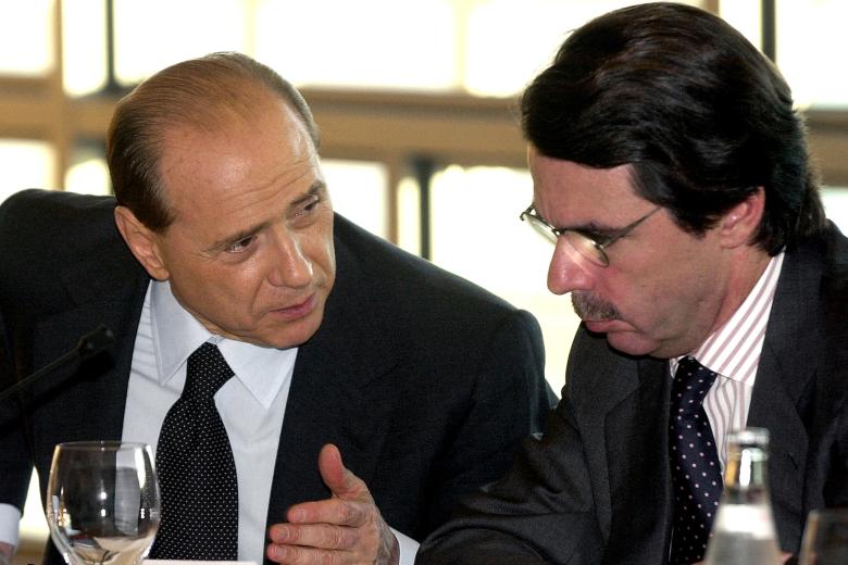 Los entonces primer ministro Silvio Berlusconi y el presidente de Gobierno José María Aznar durante una reunión del Consejo Europeo en Barcelona