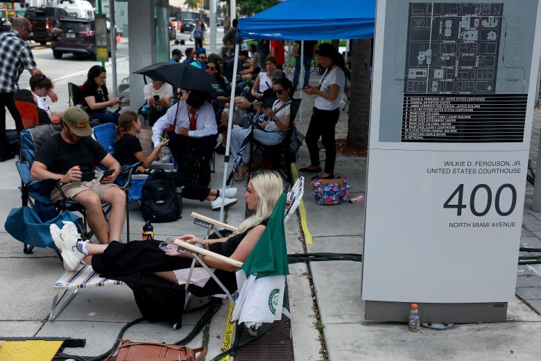 Una gran cantidad de partidarios del expresidente han acampado en las afueras de la Corte Federal de Miami