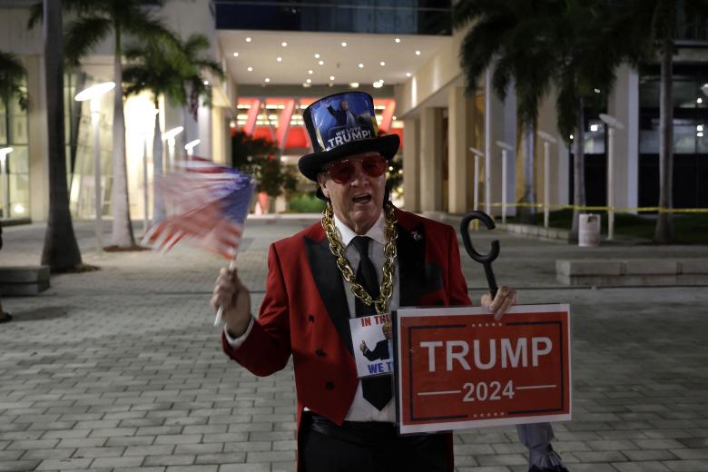 Gregg Donovan, un partidario de Trump, viajó desde los Ángeles para manifestarse frente a la Corte Federal Wilkie D. Ferguson Jr.