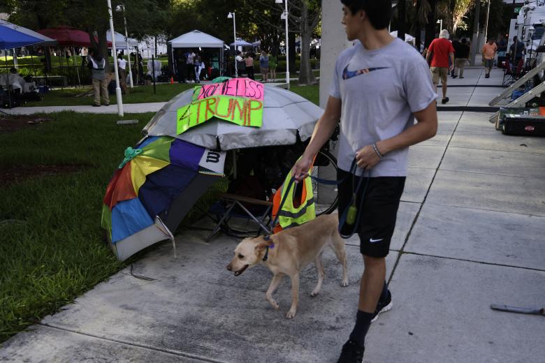 Partidarios de Trump han instalado casas de campaña fuera de la Corte Federal en que deberá comparecer en Miami