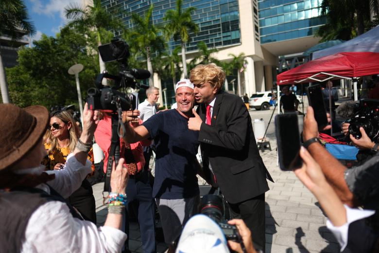 Un imitador de Trump posa para fotografías fuera del Palacio de Justicia de los Estados Unidos Wilkie D. Ferguson Jr.