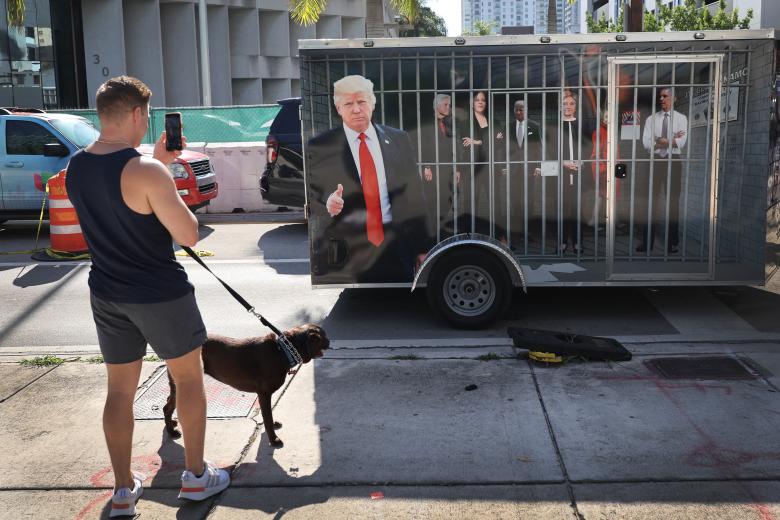 Un partidario de Trump llevó hasta afuera de la corte un camión con una ilustración en la que salen en prisión los líderes demócratas, incluido Joe Biden