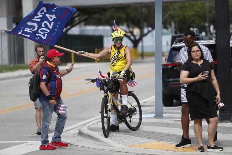 Varios partidarios del expresidente Trump se reunieron en las afueras de la Corte Federal de Miami