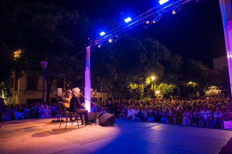 Mayte Martín en la Plaza de San Agustín