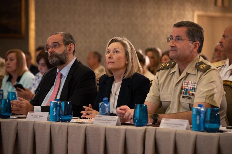 El presidente del El Debate, Alfonso Bullón de Mendoza, junto a Amparo Valcarce, subsecretaria de Defensa y el general El General Amador Enseñat y Berea, Jefe del Estado Mayor del Ejército