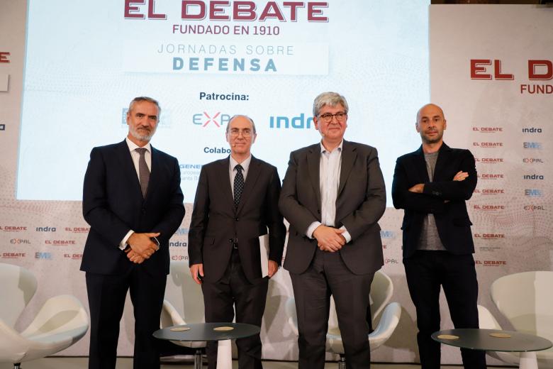 Tercera mesa redonda en la jornada de Defensa de El Debate, con Luis José García de la Iglesia, head of cyberdefense business line de Indra, Antonio Abad, director técnico de Hispasat, Luis Jiménez, subdirector general del Centro Criptológico Nacional, y moderada por Adolfo Garrido