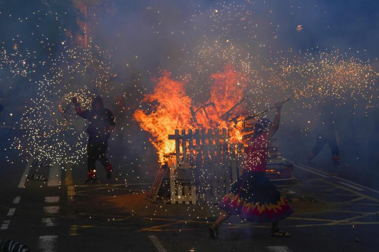 BARCELONA, 23/06/2023.- Encendida de la hoguera en el Barrio de la Sagrera de Barcelona hoy viernes festivo de la verbena de San Juan. EFE/Alejandro García