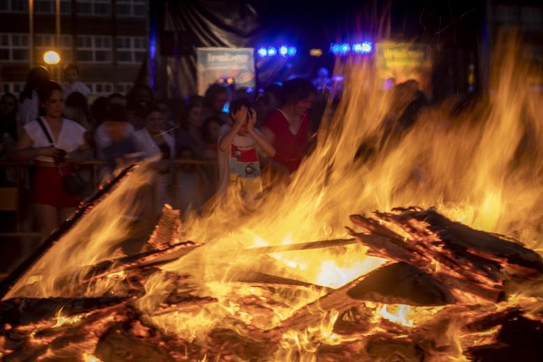 ZARAGOZA, 23/06/2023.- La magia de la noche de San Juan se ha adueñado de los barrios de Zaragoza. Los vecinos se han acercado a alguna de las hogueras que se han encendido para celebrar la noche más corta del año y dar la bienvenida a los meses más cálidos del verano recién estrenado. EFE/JAVIER BELVER
