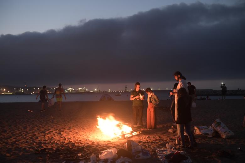 SAN SEBASTIÁN, 23/06/2023.- Vista de una hoguera junto a la playa de La Zurriola de San Sebastián, este viernes, con motivo de la celebración de la Noche de San Juan. EFE/Javier Etxezarreta