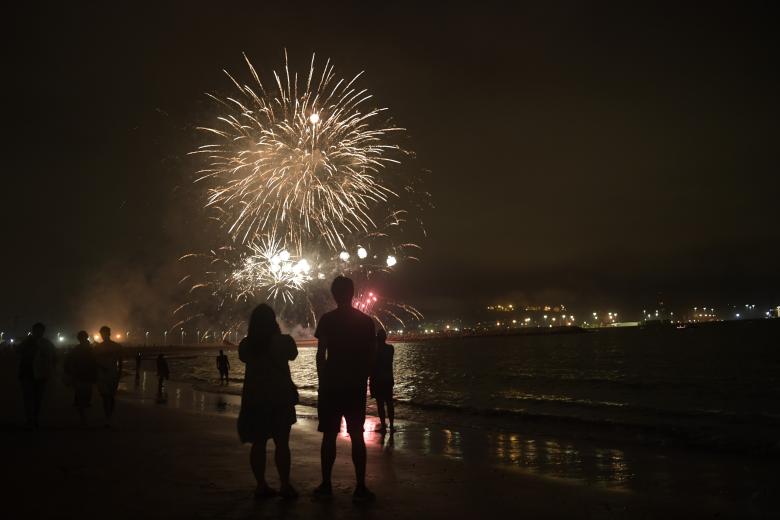GIJÓN, 23/06/2023.- Celebración de la Noche de San Juan en la playa de Poniente, en Gijón. EFE/Eloy Alonso
