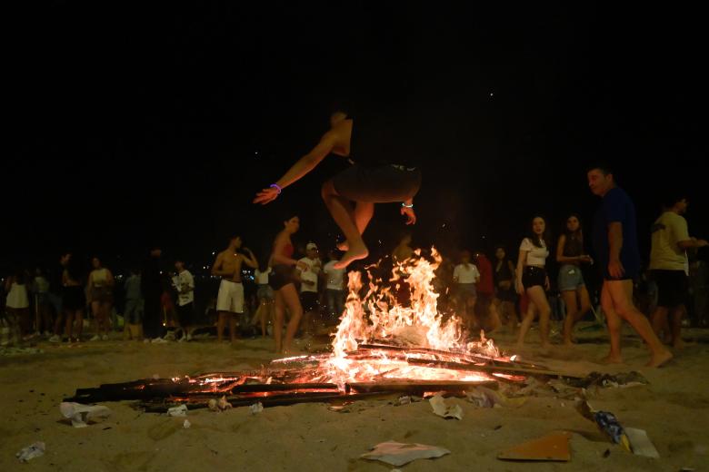 GIJÓN, 23/06/2023.- Celebración de la Noche de San Juan en la playa de Poniente, en Gijón. EFE/Eloy Alonso