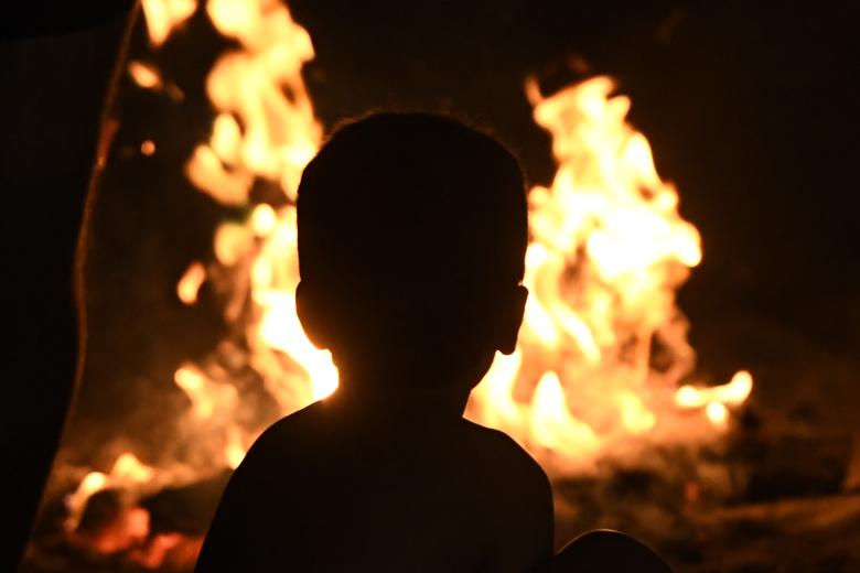 ALMERÍA, 23/06/2023.- Una persona celebra la Noche de San Juan en la playa de Retamar, en Almería. EFE/ Carlos Barba