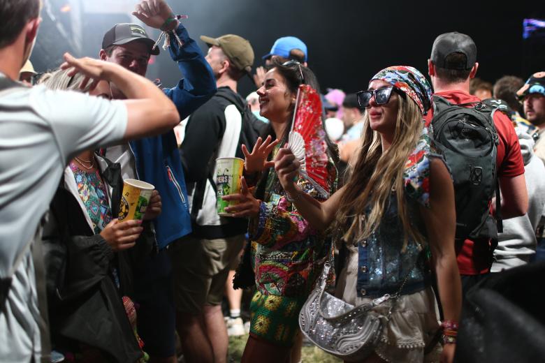 Pilton (United Kingdom), 24/06/2023.- People dance at Arcadia during the Glastonbury Festival in Pilton, Britain, 24 June 2023. The Glastonbury Festival is a five-day festival of music, dance, theatre, comedy and performing arts running from 21 to 25 June 2023. (Reino Unido) EFE/EPA/ADAM VAUGHAN