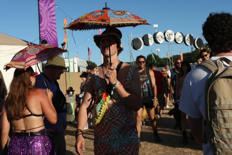 Pilton (United Kingdom), 24/06/2023.- People walk through an inter-stage area at the Glastonbury Festival in Pilton, Britain, 24 June 2023. The Glastonbury Festival is a five-day festival of music, dance, theatre, comedy and performing arts running from 21 to 25 June 2023. (Reino Unido) EFE/EPA/ADAM VAUGHAN