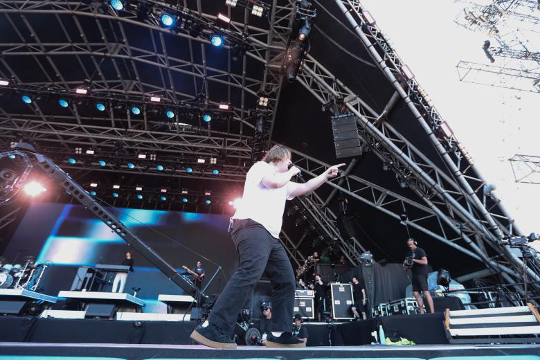 Pilton (United Kingdom), 24/06/2023.- Scottish singer-songwriter Lewis Capaldi performs on the Pyramid Stage at the Glastonbury Festival in Pilton, Britain, 24 June 2023. The Glastonbury Festival is a five-day festival of music, dance, theatre, comedy and performing arts running from 21 to 25 June 2023. (Reino Unido) EFE/EPA/ADAM VAUGHAN