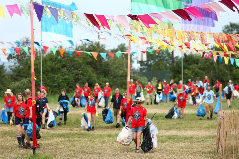 Pilton (United Kingdom), 24/06/2023.- Litter pickers clean up the Woodsies area on the morning of day four at the Glastonbury Festival in Pilton, Britain, 24 June 2023. The Glastonbury Festival is a five-day festival of music, dance, theatre, comedy and performing arts running from 21 to 25 June 2023. (Reino Unido) EFE/EPA/ADAM VAUGHAN