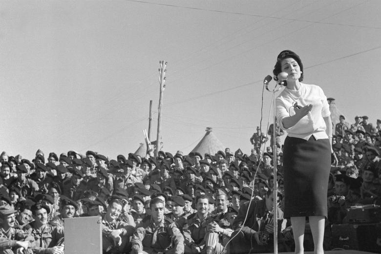 Durante la Guerra en el África Occidental Española, Carmen Sevilla acudió a Sidi Ifni para felicitar la Navidad y animar a las tropas allí destinadas