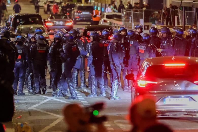 Policías en la intervención anoche en Paris por los disturbios que ya suman cinco días consecutivos