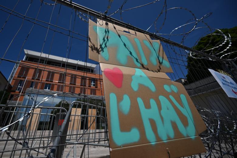 Foto de un cartel que dice 'Paz en l'Hay' colocado en frente al ayuntamiento de l'Hay-les-Roses, un suburbio de París