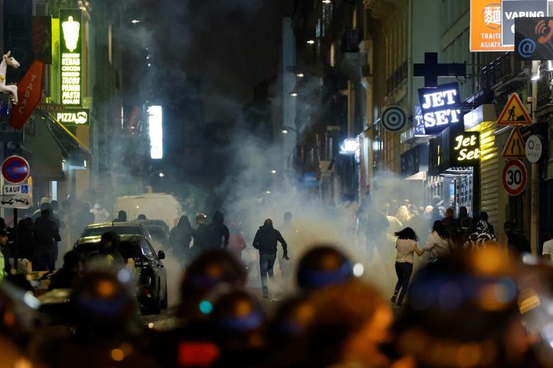 Los manifestantes corren mientras los policías franceses usan gases lacrimógenos en París