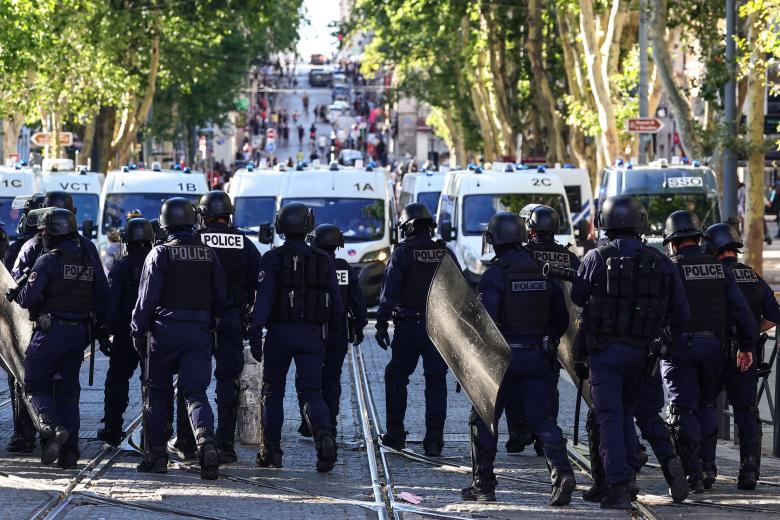 La policía francesa arrestó a 1.311 personas en todo el país durante la cuarta noche consecutiva de disturbios