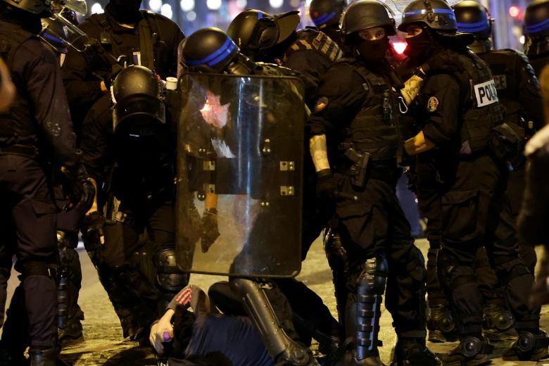 La Policía francesa reduce a un manifestante en París durante los altercados