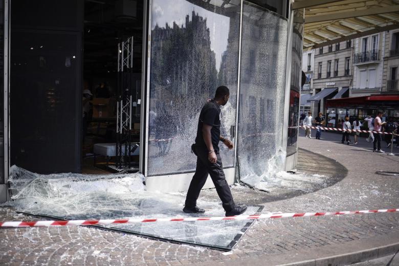 La violencia estalló en toda Francia después de que la policía matara a un joven de 17 años
