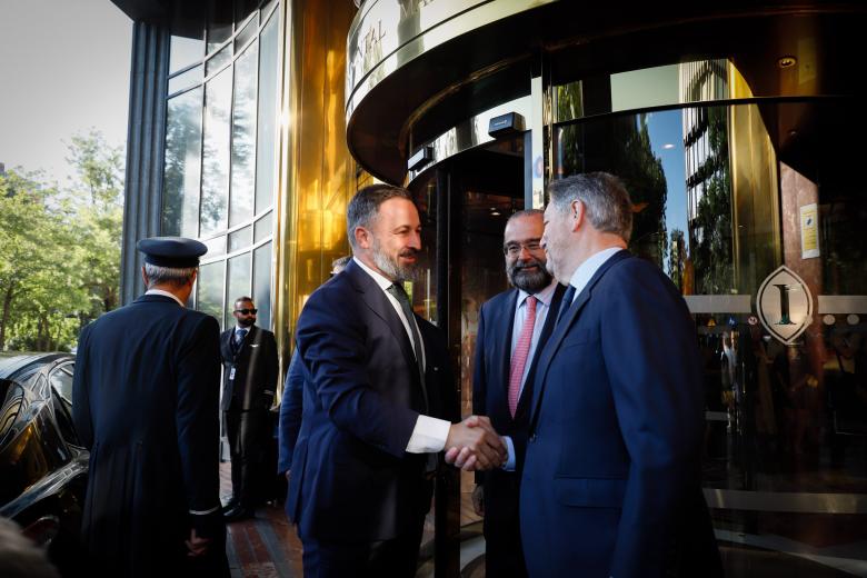 El presidente de El Debate y su director, Alfonso Bullón de Mendoza y Bieito Rubido, reciben a Santiago Abascal en el Hotel InterContinental de Madrid