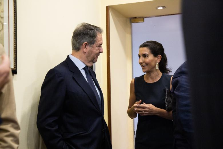 Bieito Rubido, director de El Debate, conversa con Rocío Monasterio en el acto con Santiago Abascal