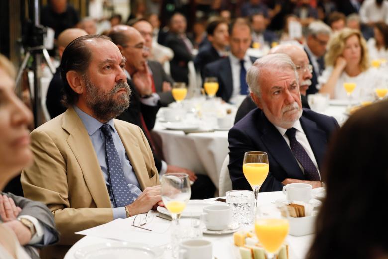 Ramón Pérez-Maura, junto a Jaime Mayor Oreja, impulsor de NEOS