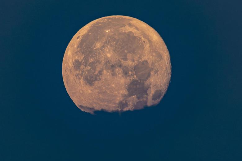 Vista de la conocida como Luna llena del Ciervo tomada anoche desde la localidad mallorquina de Andratx. EFE/ Cati Cladera