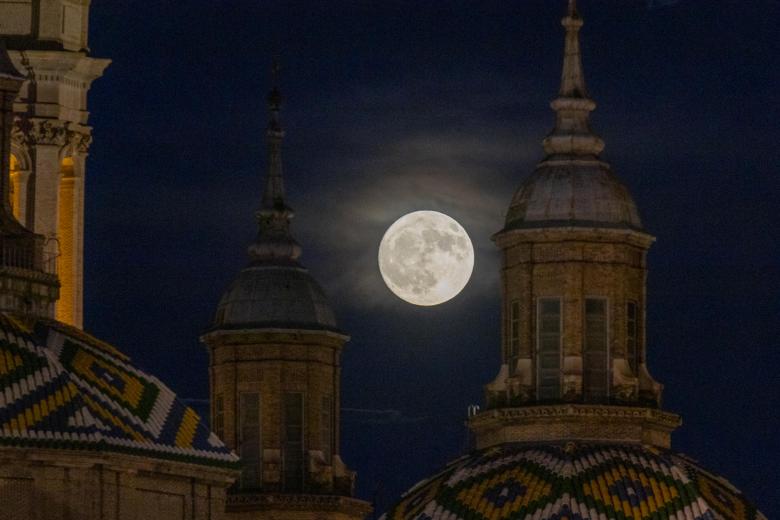 Imagen de la luna llena conocida como la "Superluna del Ciervo" vista hoy Domingo desde Zaragoza. EFE/JAVIER BELVER.