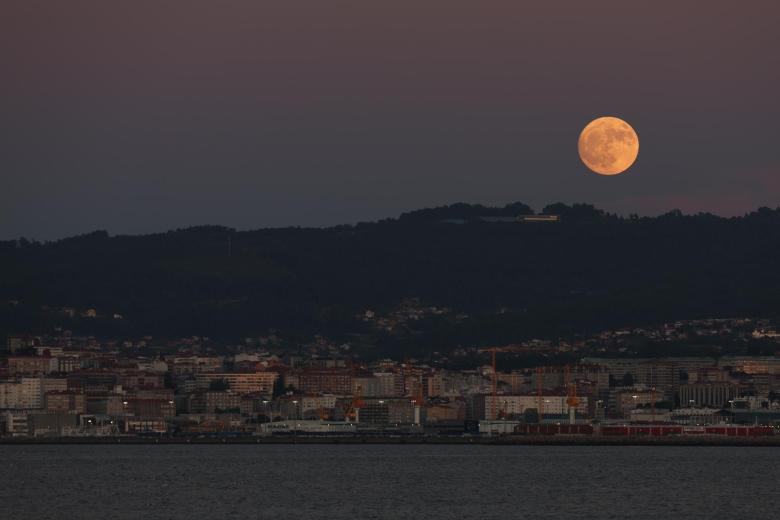 Imagen de la super luna llena de Julio, conocida como "Luna de ciervo" vista desde la ciudad de Vigo. EFE / Sxenick.