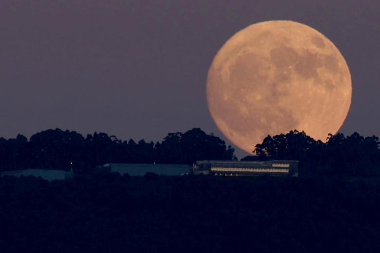 Imagen de la super luna llena de Julio, conocida como "Luna de ciervo", vista desde la ciudad de Vigo. EFE / Sxenick.