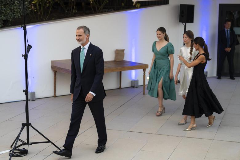 La Reina Letizia da unas últimas instrucciones a la Princesa Leonor y a la Infanta Sofía antes de que comience la ceremonia de entrega