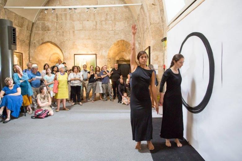 «La ciudadela de la Torre de David es la puerta de entrada a la Ciudad Vieja de Jerusalén. Y ahora es el único lugar del mundo que cuenta toda la historia de la ciudad, desde el principio hace 4.000 años. Queremos que el visitante conozca todo sobre la historia, la arqueología y la cultura, implicarlo mediante la tecnología, animaciones, 3-D, además de mostrar evidencias arqueológicas del pasado», explicó a la agencia Efe la directora del Museo Torre de David, Eilat Lieber. Los mismos muros del museo están cargados de historia: la mayoría pertenecen al edificio del siglo XV, pero hay algunos que tienen 3.000 años de historia. El enclave de este museo es especial: en la zona alta de la ciudad, casi siempre fue la fortaleza que defendía el lugar o sede de sus gobernantes. «Allí los soldados hebreos de Ezequías construyeron un primer muro, los asmoneos lanzaron ballestas, Herodes erigió un magnífico palacio, los cruzados cavaron túneles, y los mamelucos construyeron el famoso minarete», describe Sara Gómez Armas, la periodista de agencia Efe. Diez galerías temáticas y maquetas detalladas El museo nació en 1989, pero con las remodelaciones actuales ha ganado mucho espacio. La zona de exposición cuenta ahora con diez galerías temáticas nuevas en las que se explica la importancia de la ciudad para el judaísmo, el cristianismo y el islam. Ofrece maquetas y modelos detallados de Segundo Templo judío (el que hizo Herodes el Grande, el de la época de Jesús), de la Iglesia del Santo Sepulcro o de la mezquita de la Cúpula de la Roca. Ademas, el museo ha diseñado un muro multimedia interactivo de 12 metros, que recorre cronológicamente toda la historia de la ciudad santa, desde la época de población canaanita o jebusea hasta la creación del Estado de Israel en 1948. Compara los eventos históricos en Jerusalén con los que sucedían en otras partes del mundo en la misma época. Lo primero que encuentra el visitante es un vídeo de 3 minutos resumiendo la historia de esta ciudad por la que lloró Jesús, obra del renombrado cineasta israelí Ari Foldman. «El reto era hacer la historia interesante. Nosotros, los historiadores, sabemos que la historia es fascinante, pero el desafío era que lo fuera también para los demás. Por eso llamamos a los mejores artistas de Israel para crear una bella exposición con múltiples formatos», aclaró Lieber. Mapas interactivos y digitales La experiencia inmersiva -con instalaciones de vídeo 360, una esfera y 14 mapas interactivos o maquetas digitales- se completa con objetos de inmenso valor histórico, como restos arqueológicos encontrados en ese mismo espacio de la ciudadela de la Torre de David, algunos con 1.500 años de antigüedad y exhibidos por primera vez; o las propias murallas del recinto, sometidas a un intenso trabajo de conservación, así como el minarete de la época musulmana. El visitante encontrará muy atractiva la gran maqueta de la ciudad que se exhibió en la Exposición Universal de Viena de 1873, representando a la ciudad tal cual era en esa época, cuando aún estaba bajo dominio del Imperio Otomano. La maqueta estuvo durante años guardada (o perdida, según como se mire) en una institución calvinista en Ginebra, y fue localizada posteriormente por arqueólogos de la Universidad Hebrea. «Queremos que el visitante sea activo, que pueda tocar las pantallas, jugar, palpar la historia y descubrir todo el contenido. Al final, se trata de descubrir Jerusalén, porque este museo se concibió para contar la historia de Jerusalén», indica la directora del museo. 50 millones de dólares para este museo El proyecto de remodelación y ampliación ha costado 50 millones de dólares, financiado por entidades públicas o fundaciones israelíes: la Autoridad de Antigüedades de Israel, el Ministerio sobre Asuntos de Jerusalén, la alcaldía de la ciudad o la fundación Clore Israel. Sin embargo, desde un punto de vista de legalidad internacional, está ubicado en Jerusalén Este, la parte de ciudad ocupada por Israel en 1967 y unilateralmente anexionadamen 1980, como recuerda la nota de agencia Efe.