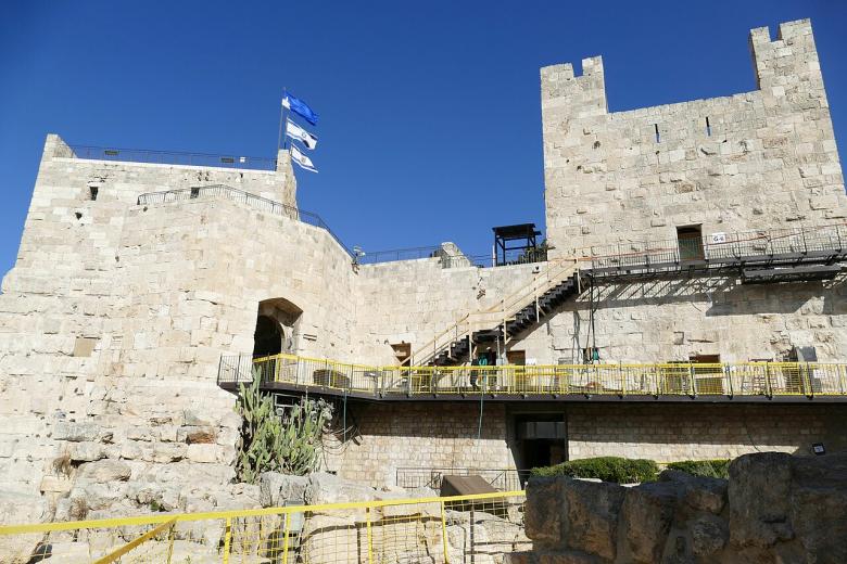 50 millones de dólares para este museo El proyecto de remodelación y ampliación ha costado 50 millones de dólares, financiado por entidades públicas o fundaciones israelíes: la Autoridad de Antigüedades de Israel, el Ministerio sobre Asuntos de Jerusalén, la alcaldía de la ciudad o la fundación Clore Israel. Sin embargo, desde un punto de vista de legalidad internacional, está ubicado en Jerusalén Este, la parte de ciudad ocupada por Israel en 1967 y unilateralmente anexionadamen 1980, como recuerda la nota de agencia Efe.