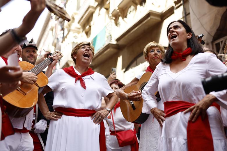 Pamplona honra a San Fermín con cantos y procesión en el día grande de Pamplona honra a San Fermín con cantos y procesión en el día grande de