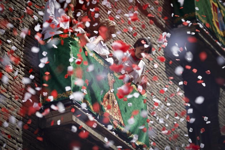 Pamplona honra a San Fermín con cantos y procesión en el día grande de Pamplona honra a San Fermín con cantos y procesión en el día grande de
