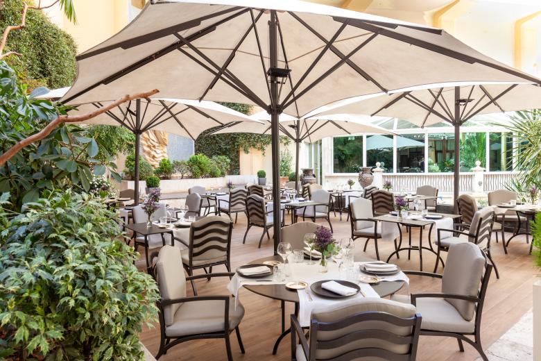 La cuidada gastronomía de su restaurante El Jardín, capitaneado por el chef madrileño Miguel de la Fuente, sale a su terraza exterior: un oasis verde y sereno en el corazón del hotel que permite disfrutar del buen tiempo de la ciudad

Su carta estacional, de cocina mediterránea y de mercado, incluye emblemas como el salmorejo con ventresca, las alcachofas con velo ibérico y el steak tartar, junto a novedades como el korma de verduras al vapor con matices orientales, el aguacate asado con ensaladilla de nécora o el camote con espinaca y aliño ligero

La cuidada gastronomía de su restaurante El Jardín, capitaneado por el chef madrileño Miguel de la Fuente, sale a su terraza exterior: un oasis verde y sereno en el corazón del hotel que permite disfrutar del buen tiempo de la ciudad

Su carta estacional, de cocina mediterránea y de mercado, incluye emblemas como el salmorejo con ventresca, las alcachofas con velo ibérico y el steak tartar, junto a novedades como el korma de verduras al vapor con matices orientales, el aguacate asado con ensaladilla de nécora o el camote con espinaca y aliño ligero