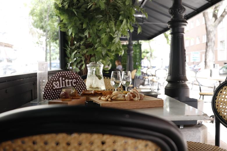 Salitre es una taberna enrollada, al estilo de las cervecerías de siempre. Un punto de encuentro informal en el que siempre va a encontrarse buen producto y buen ambiente para acompañar las rondas entre amigos.