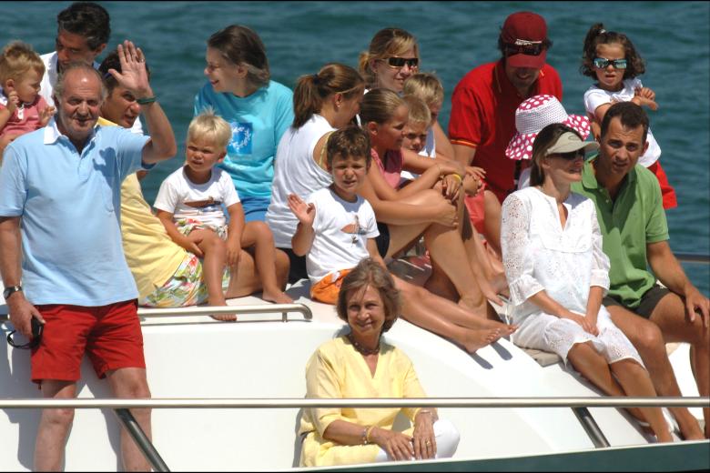 LA FAMILIA REAL ESPA¿OLA DURANTE UNAS VACACIONES DE VERANO EN MALLORCA
EN LA IMAGEN LOS REYES JUAN CARLOS DE ESPA¿A Y LA REINA SOFIA DE GRECIA , LA PRINCESA IRENE DE GRECIA ( CAMISETA AZUL ) , LA INFANTA CRISTINA DE BORBON CON SU HIJO MIGUEL URDANGARIN , LOS DUQUES DE LUGO , JAIME DE MARICHALAR ( POLO ROJO ) CON SUS HIJOS FROILAN MARICHALAR Y VICTORIA FEDERICA ( GAFAS ) Y LOS PRINCIPES DE ASTURIAS , FELIPE DE BORBON Y LETIZIA ORTIZ ( EMBARAZADA )
PP / AC / © KORPA
14/08/2005
MALLORCA *