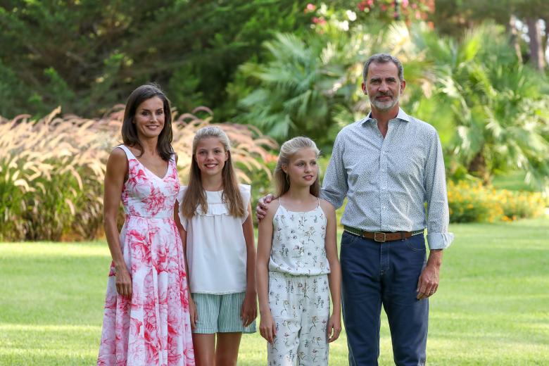 LA REINA DE ESPAÑA SOFIA DE GRECIA CON LOS PRINCIPES DE ASTURIAS, FELIPE DE BORBON Y LETIZIA ORTIZ CON SUS HIJAS LEONOR Y SOFIA, LA INFANTA ELENA CON SUS HIJOS FELIPE JUAN FROILAN Y VICTORIA FEDERICA MARICHALAR Y PABLO NICOLAS Y MIGUEL URDANGARIN EN PALMA DE MALLORCA
06/08/2011
PALMA DE MALLORCA