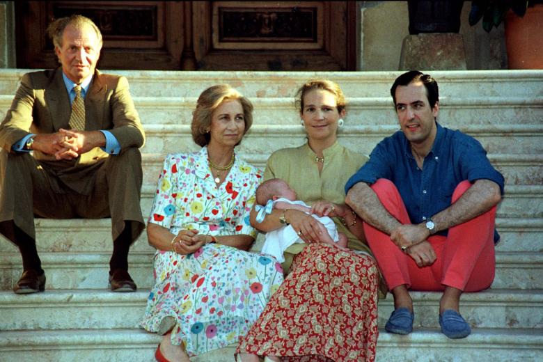 POSADO DE LA FAMILIA REAL ESPAÑOLA JUNTO AL PRINCIPE CARLOS , LA PRINCESA DIANA DE GALES Y SUS HIJOS
PALCIO DE MARIVENT , AÑO 1987
PALMA DE MALLORCA

Prince Harry of England holds hands with host King Juan Carlos of Spain while looking at his mother Diana, Princess of Wales Sunday at the  entrance of Marivent Palace, Palma de Majorca, Spain, where guests of the Spanish Royal Family, spending a week's vacation, posed for photographers on Sunday, August 9, 1987.  Top row is Princess Elena; In second row from top is Princess Christina, King Juan Carlos, Prince Charles of England,  and Queen Sophia of Spain. In bottom row is Prince Harry of England; Diana Princess of Wales;  Prince William of England, and Prince Felipe.of Spain.  Princesses Christina and Elena and prince Felipe are Juan Carlos's and Queen Sophia's children.