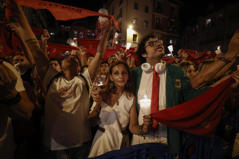 Miles de personas entonan en la Plaza del Ayuntamiento de Pamplona el tradicional "Pobre de mí" para despedir así los Sanfermines 2023