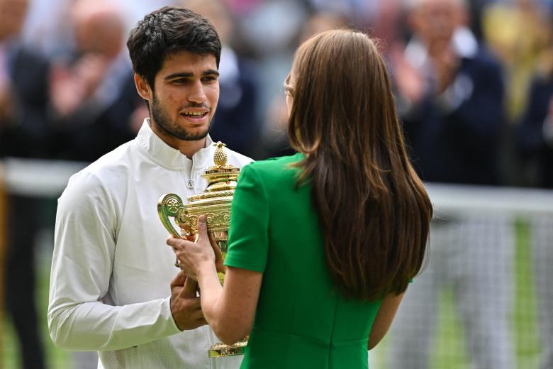 La princesa de Gales, Kate Middleton, le entrega la copa de campeón de Wimbledon a Carlos Alcaraz