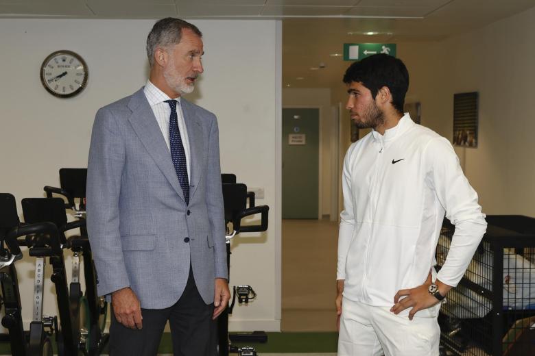El rey Felipe VI felicita a Carlos Alcaraz tras ganar en Wimbledon