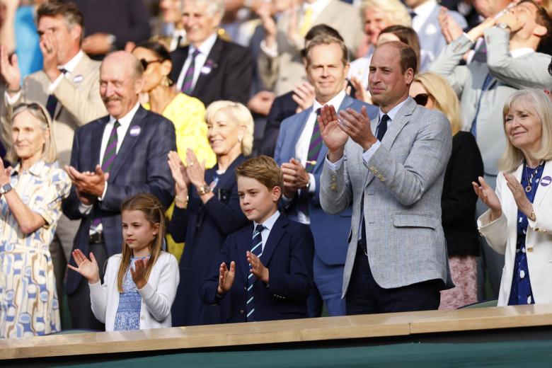 La familia real británica, encabezada por Guillermo de Gales y sus hijos Jorge y Carlota, aplauden la victoria de Carlos Alcaraz en Wimbledon