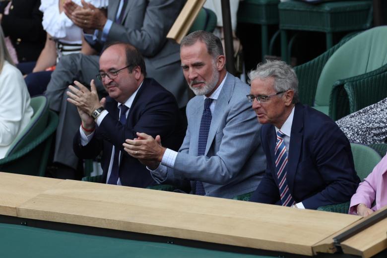 El rey Felipe VI aplaude un punto de Carlos Alcaraz en la final de Wimbledon